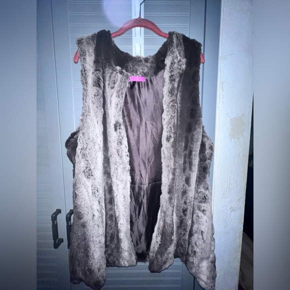 Betsey Johnson Faux Fur Fly Away Vest Size Large MSRP: $68.00 - Picture 7 of 15